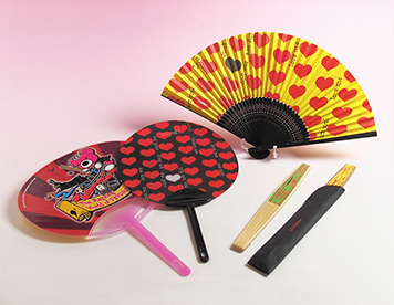 《扇子・うちわ》宣伝効果の高い定番アイテムとしてのうちわ。また、日本伝統の上品で趣のある縁起アイテムとしての扇子。ニーズに合わせた形でご提案できる季節商品です。©HEADWAX ORGANIZATION